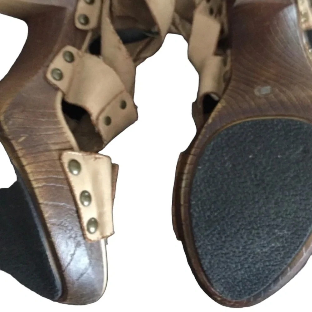 𝅺Guess size 10 tan  Boho strappy platform heels